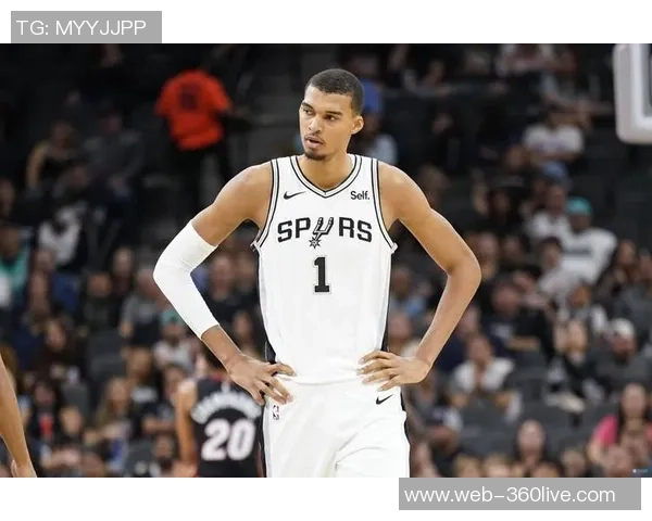 文班亚马场均20分10篮板3盖帽表现抢眼新秀奖争夺战已然领先